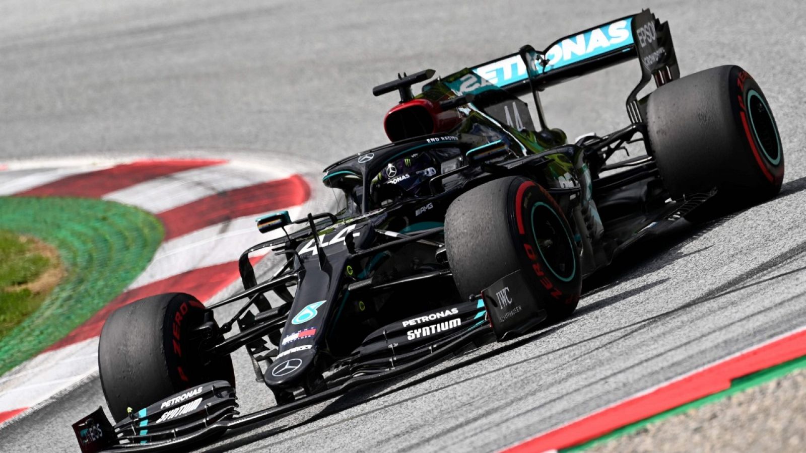 El piloto británico Lewis Hamilton en el circuito de Spielberg en Austria.