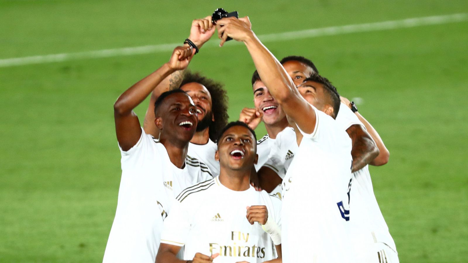 Casemiro se hace un 'selfi' junto a otros jugadores del Madrid para celebrar el título de Liga