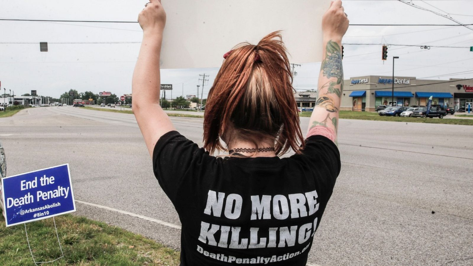 Una mujer protestando contra la pena de muerte en el exterior de la cárcel de Terre Haute en Indiana, Estados Unidos.