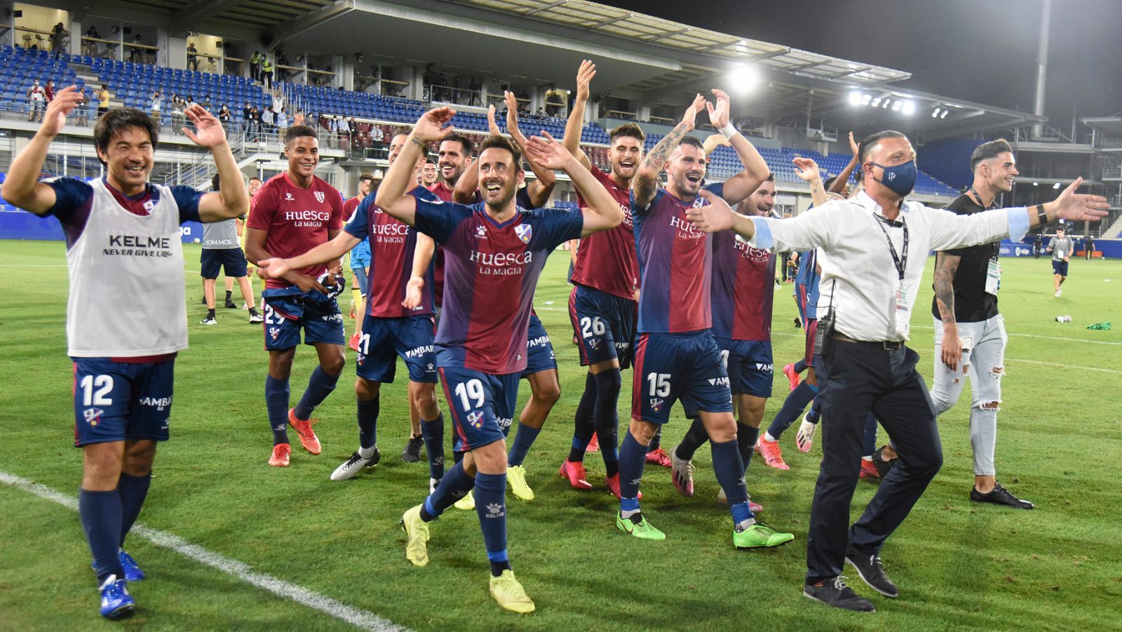 Los jugadores del Huesca celebran el ascenso a Primera.
