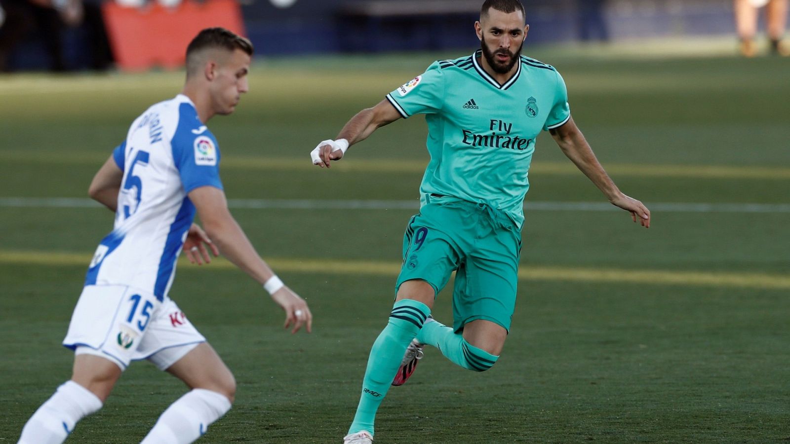 Rodrigo Tarín despeja ante la presión de Benzema.