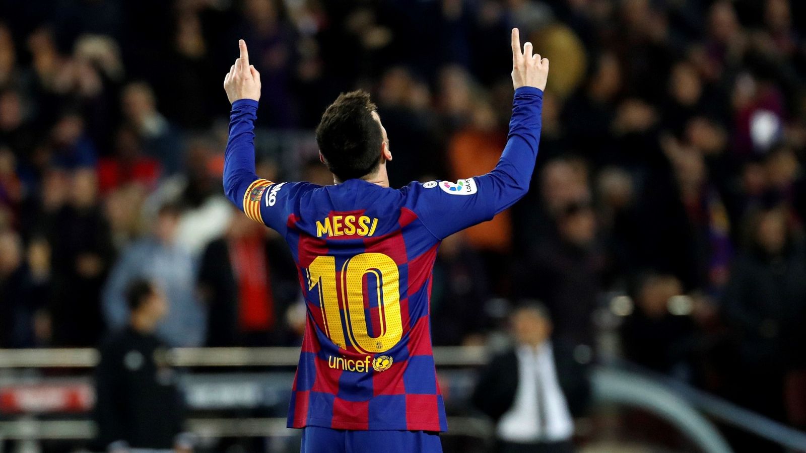 Leo Messi celebra un gol señalando al cielo