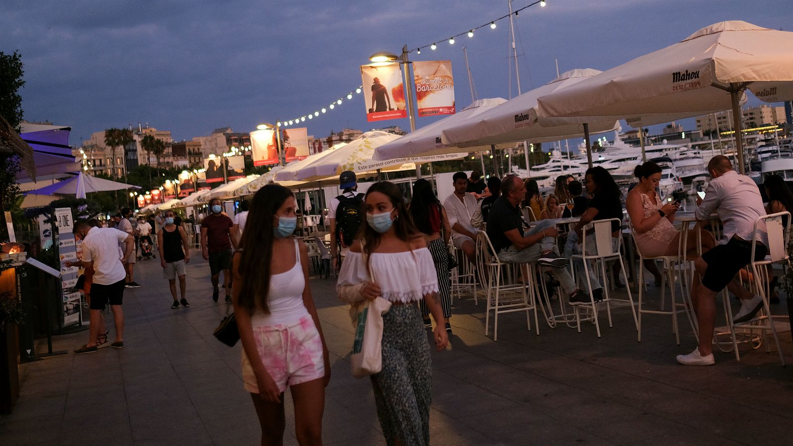Turistas y locales en las terrazas de la ciudad de Barcelona, después de que se anunciaran medidas para evitar la extensión del coronavirus.