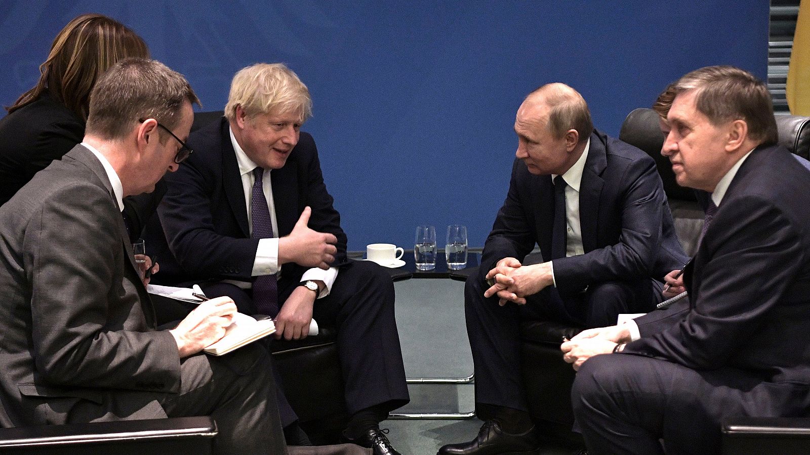 El primer ministro británico, Boris Johnson, habla con el presidente ruso, Vladimir Putin, durante la Conferencia Internacional de Libia celebrada en Berlín el pasado19 de enero.