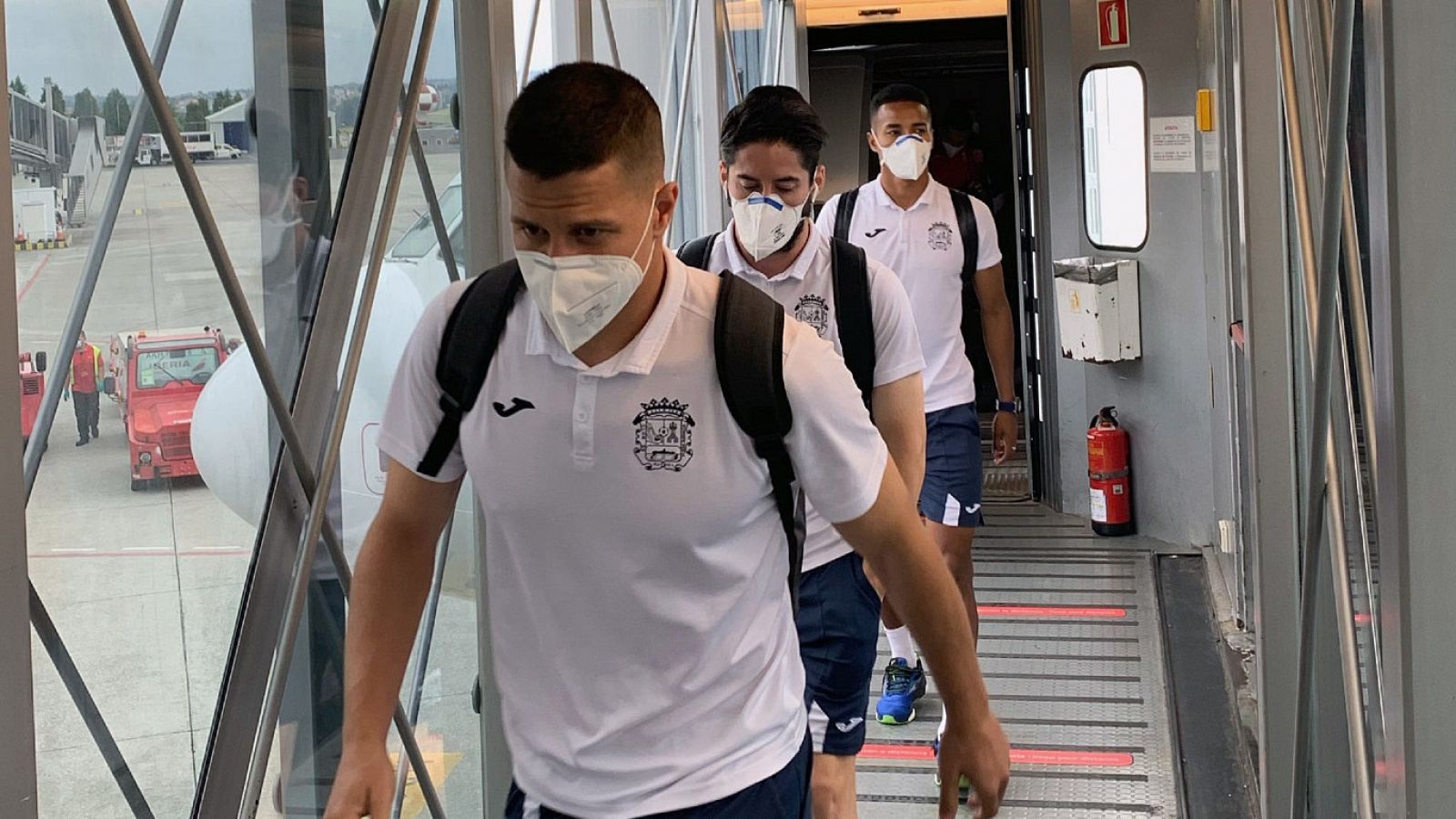 Jugadores del Fuenlabrada a su llegada al aeropuerto de A Coruña