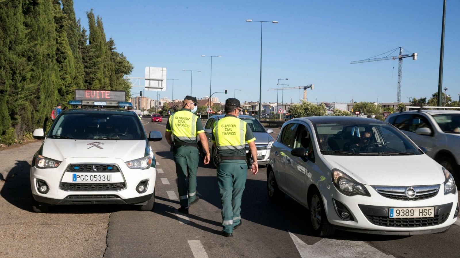 Agentes de la Guardia Civil realizan un control de tráfico en Zaragoza.