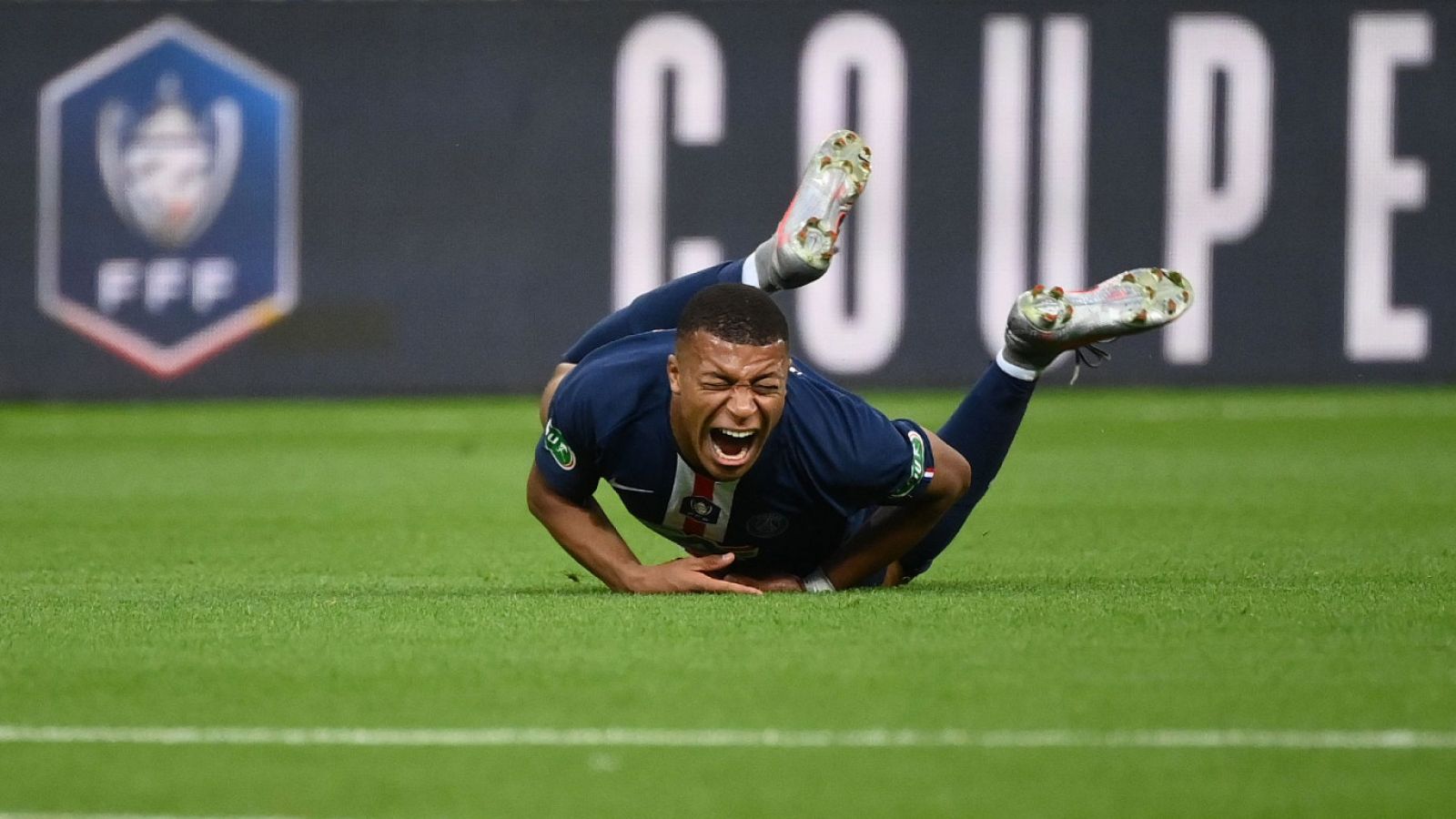 Mbappé se duele sobre el césped del Estadio de Francia