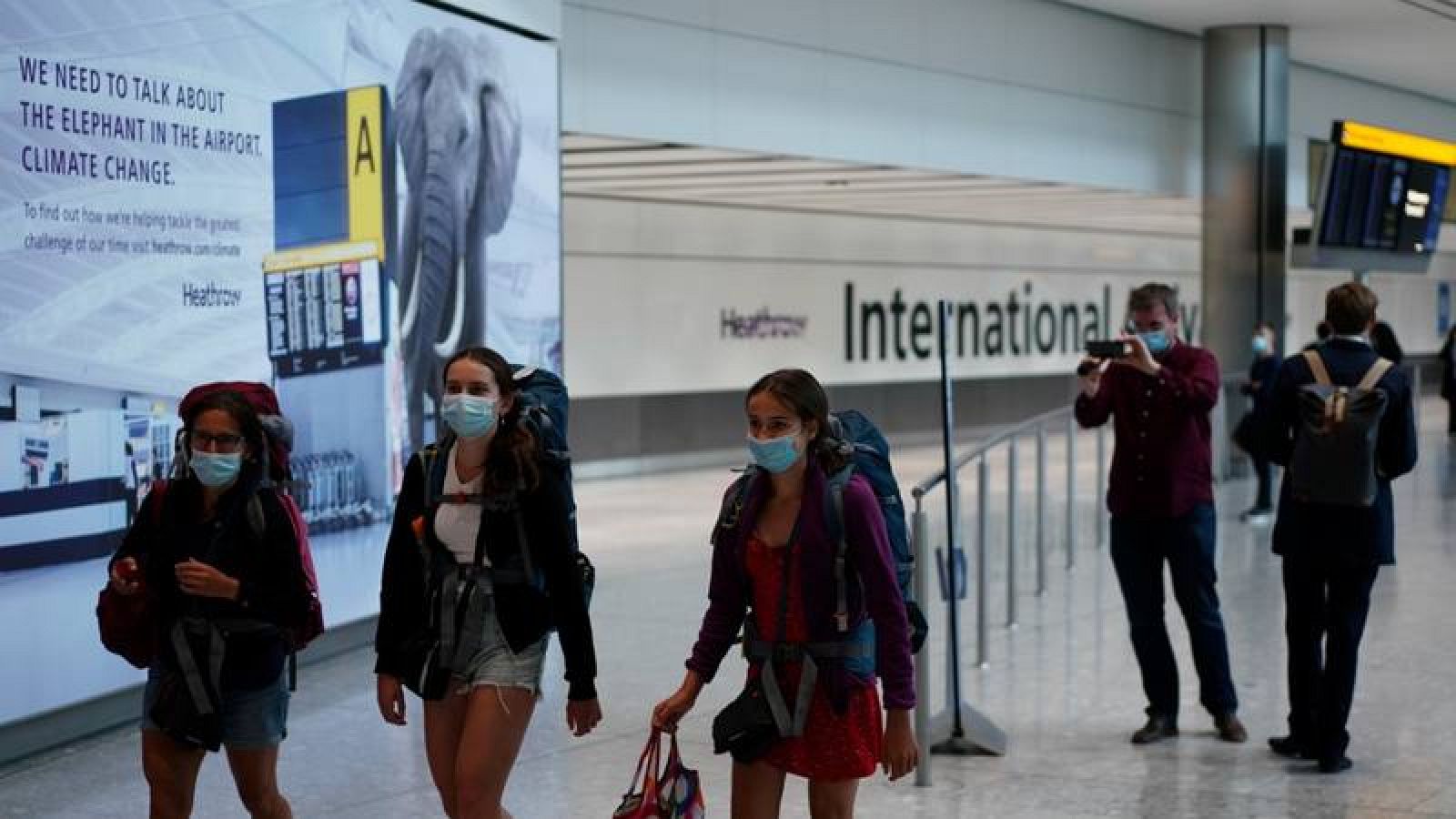 Un grupo de viajeras procedentes de Madrid a su llegada al aeropuerto de Heathrow, en Londres