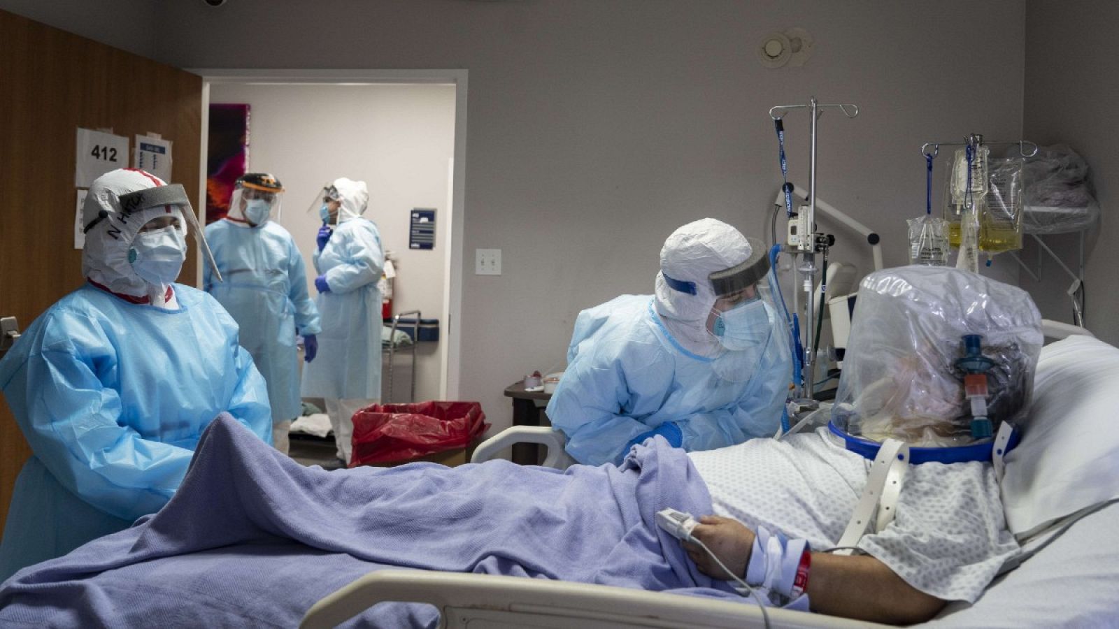 El equipo médico de un hospital de Houston, Texas, atiende a un paciente de COVID-19 que precisa de un respirador