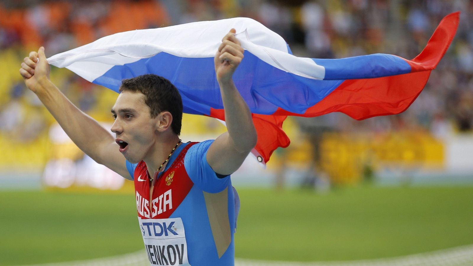 El ruso Aleksandr Menkov celebra su victoria en la final de salto de longitud de los Mundiales de Atletismo Moscú 2013