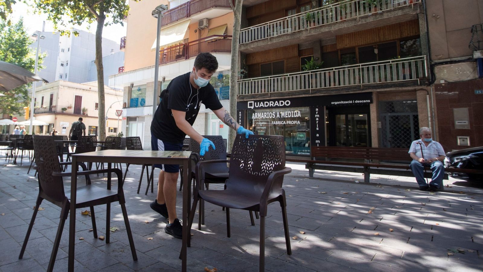 Un camarero prepara las mesas de un restaurante del centro de Gavà (Barcelona).