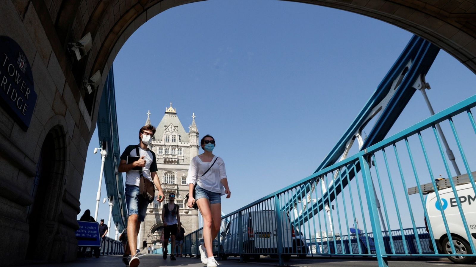Paseantes con mascarilla en el Puente de la Torre de Londres