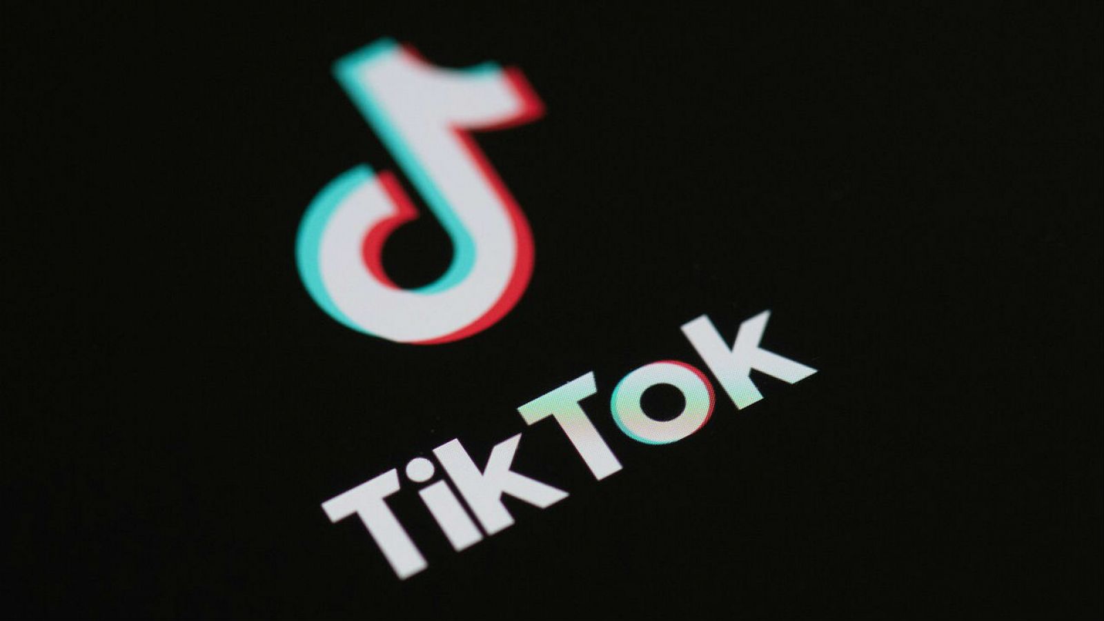 Logotipo de la aplicación de red social TikTok en la pantalla de un teléfono.