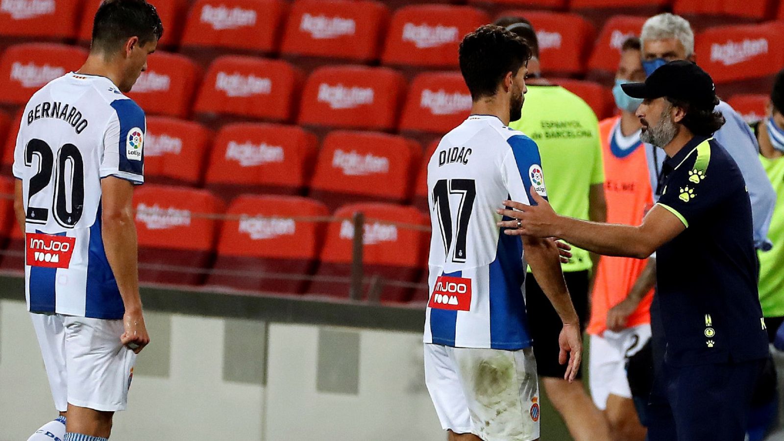 El entrenador del Espanyol Rufete (d) anima a Dídac (c), al término del partido de Liga en Primera División ante el FC Barcelona