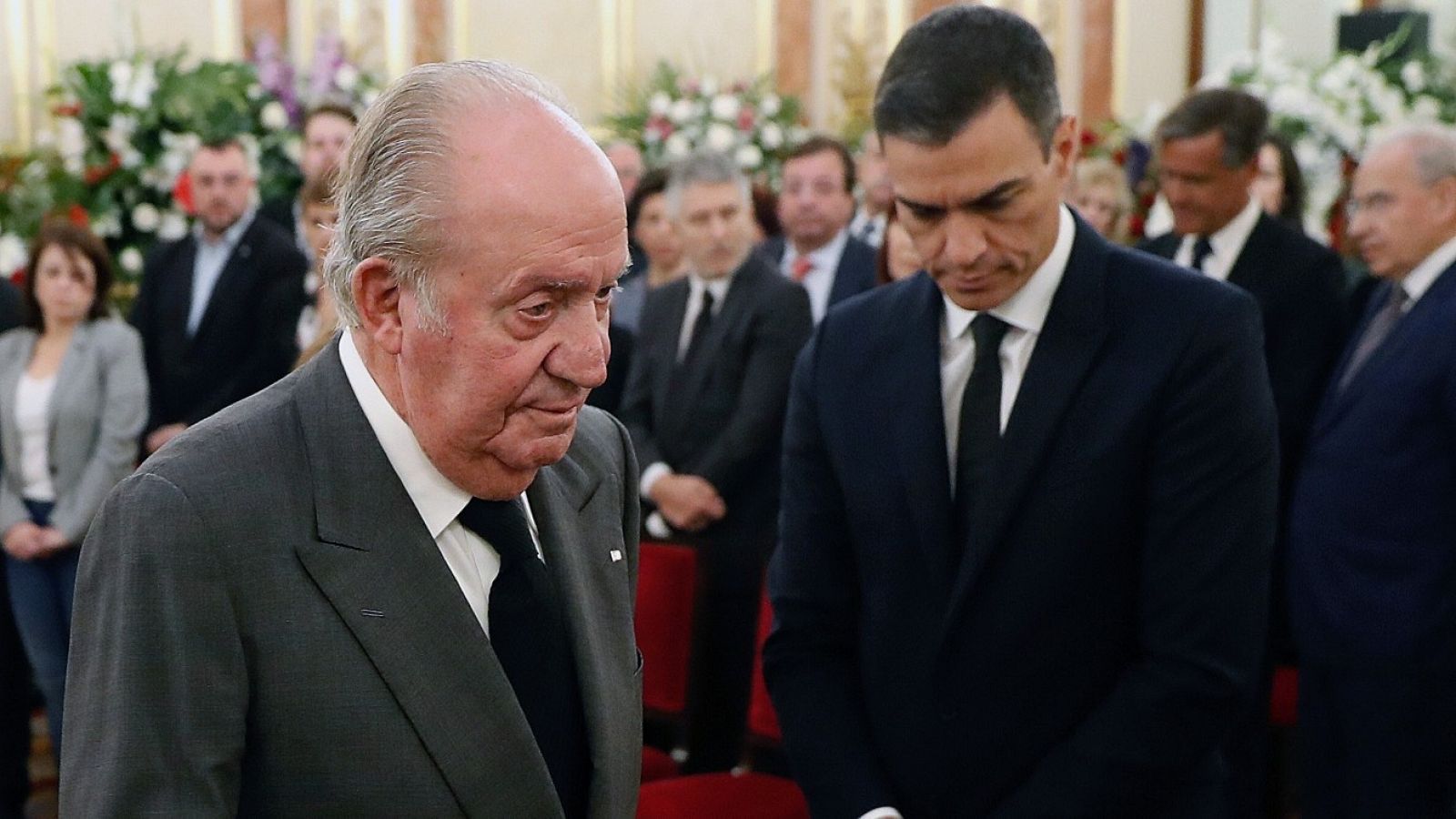 El rey emérito Juan Carlos junto al presidente del Gobierno, Pedro Sánchez