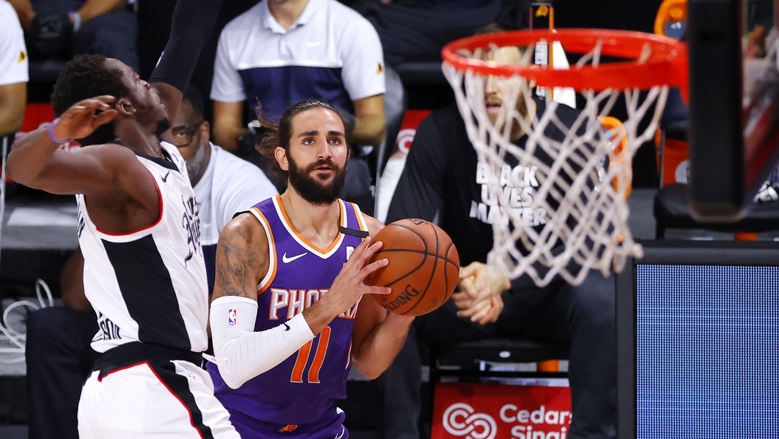 Ricky Rubio lanza a canasta en el partido de los Suns contra los Clippers.