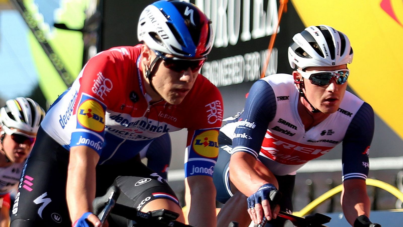 Fabio Jakobsen (con el maillot de campeón de Holanda, en el centro), durante la primera etapa del Tour de Polonia.
