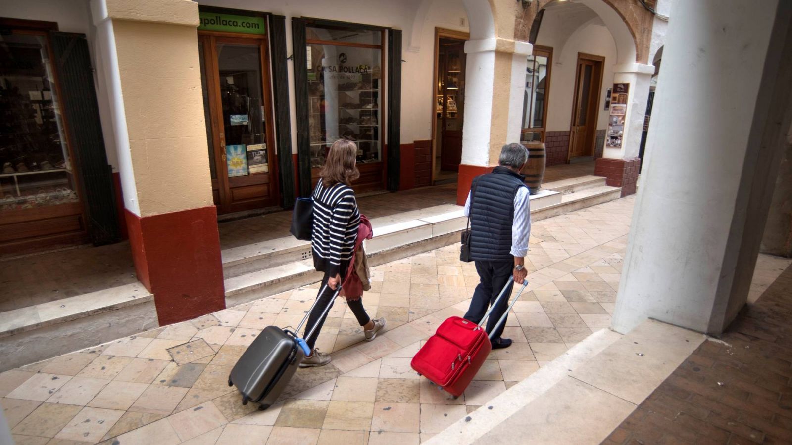 Dos turistas pasean por el casco antiguo de Ciutadella, en Menorca