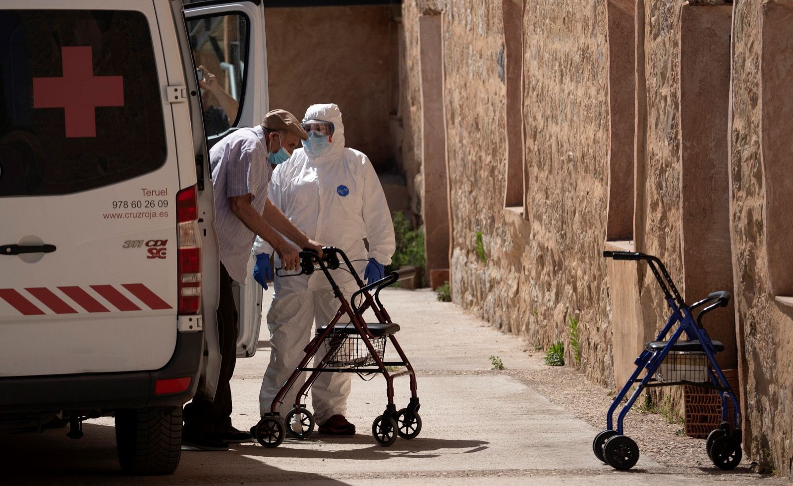 Residentes de Burbagena (Teruel) son trasladados a Albarracín (Teruel), debido a un brote de coronavirus.