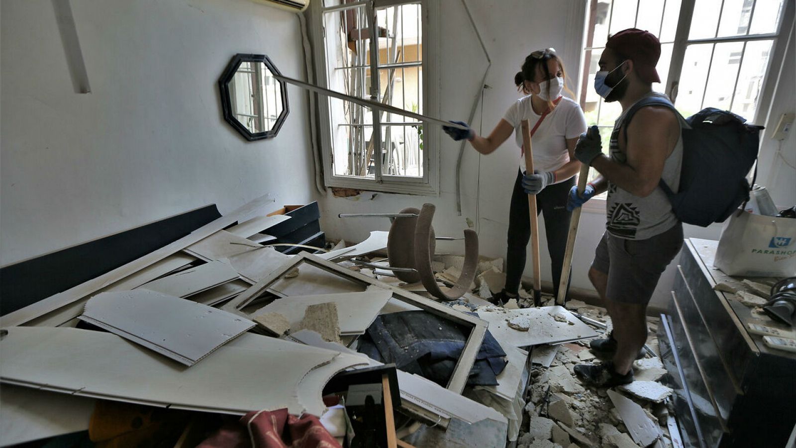 Varios voluntarios retiran los escombros de los edificios y ayudan a los residentes en Beirut, en Líbano.
