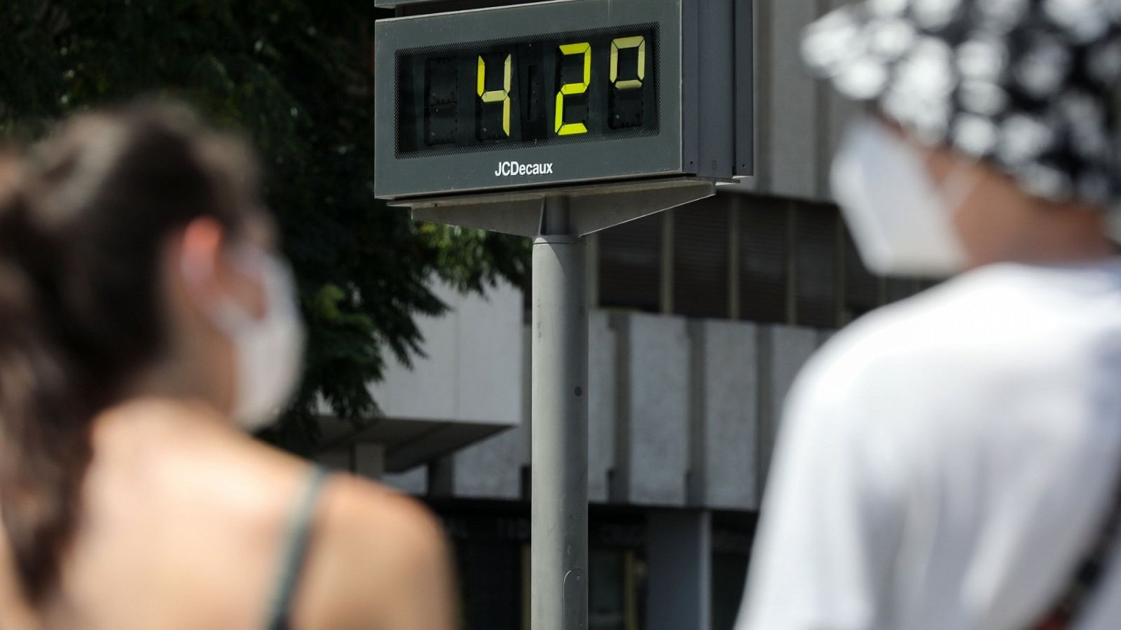Un termómetro urbano marca 42 grados centígrados este viernes en Valencia
