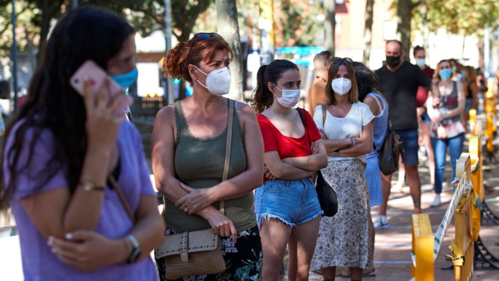 Un grupo de personas hace cola para someterse a una prueba de detección de coronavirus en Terrasa, Barcelona