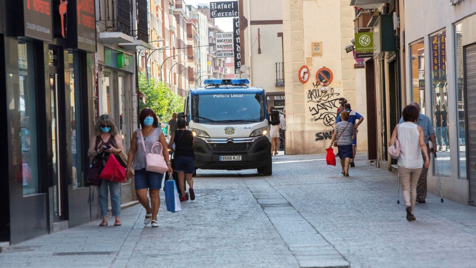 Un coche de policía circula por las calles de Aranda de Duero (Burgos)