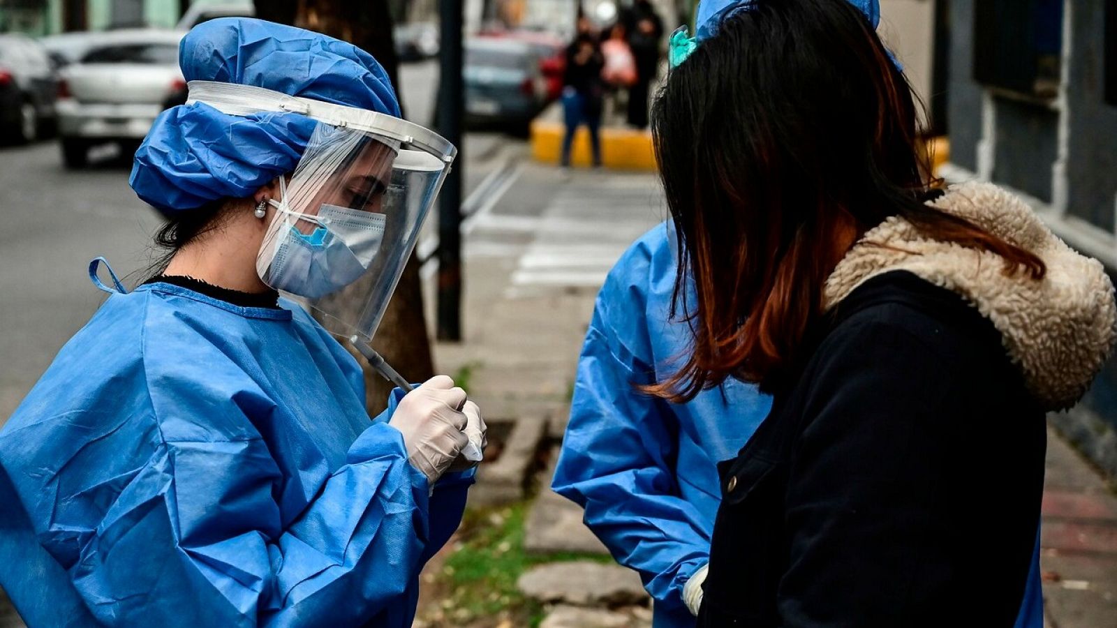 Rastreadores argentinos voluntarios buscan contactos de contagiados en Buenos Aires. RONALDO SCHEMIDT / AFP