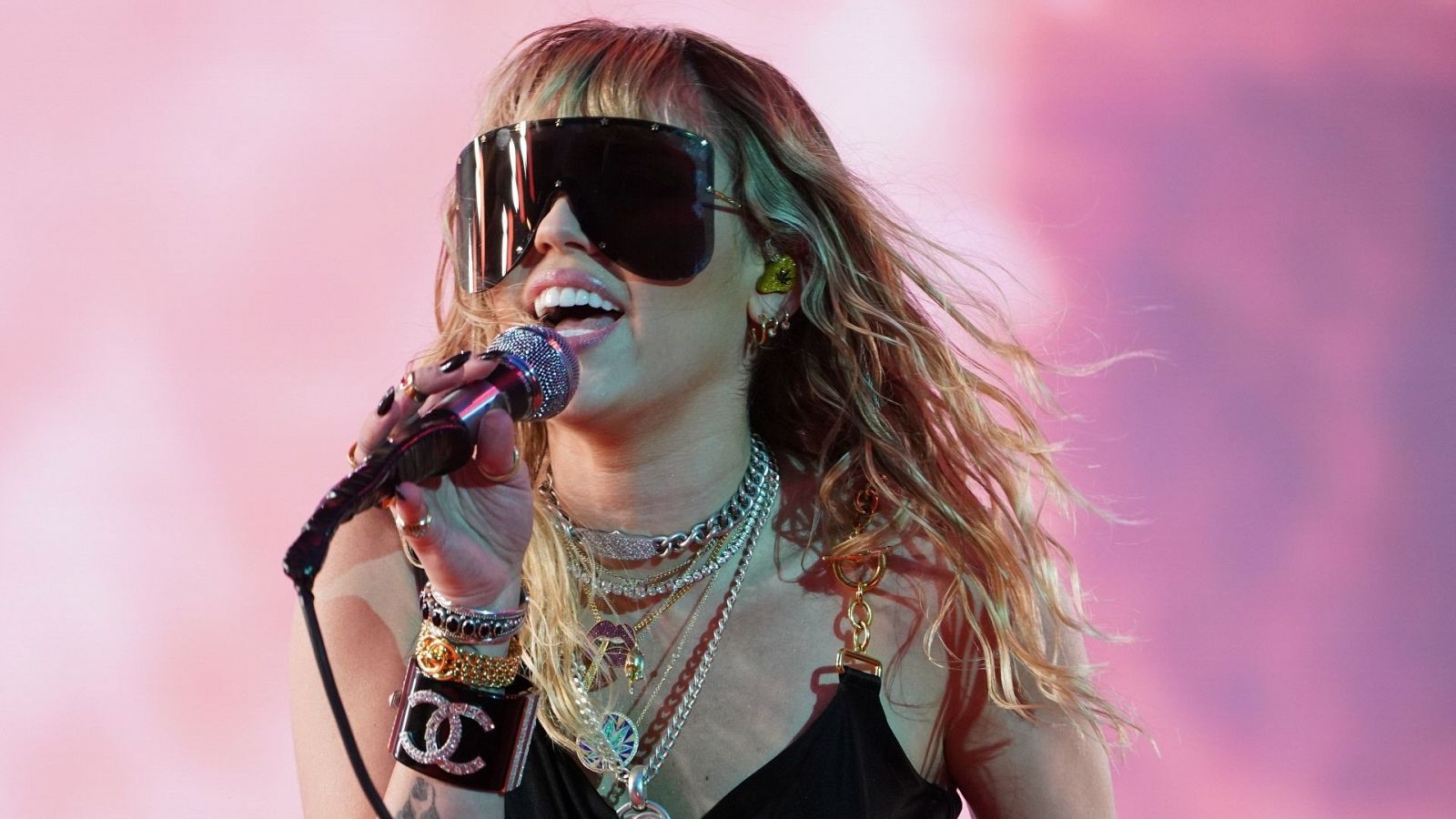 Miley Cyrus regresa a la música con "Midnight Sky"