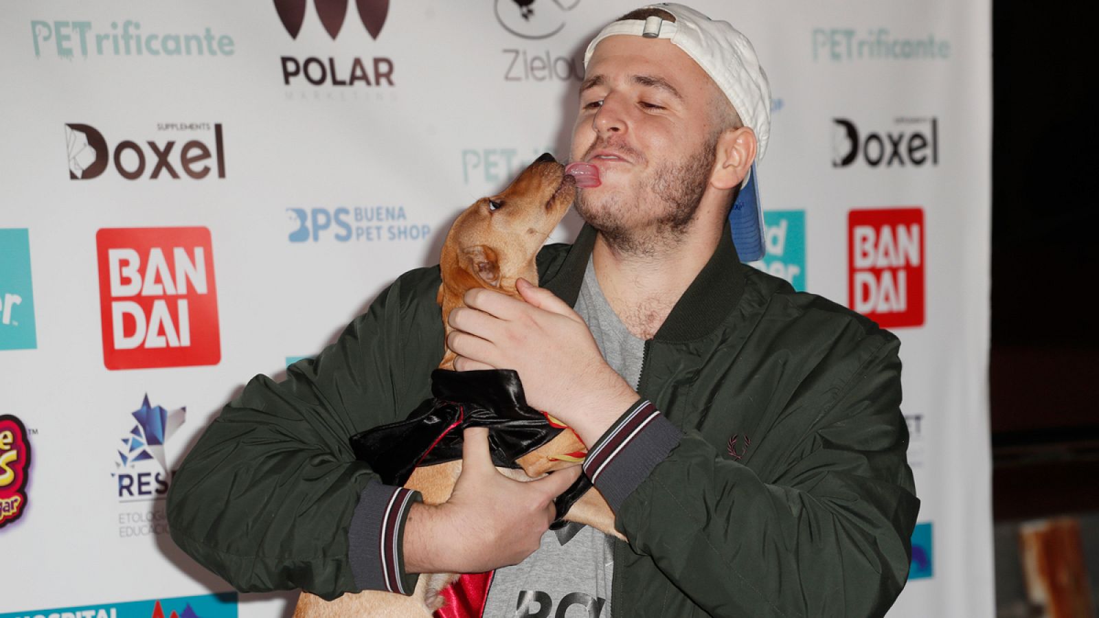 Álex Lequio, con su perrito Boby puchum en octubre de 2019.