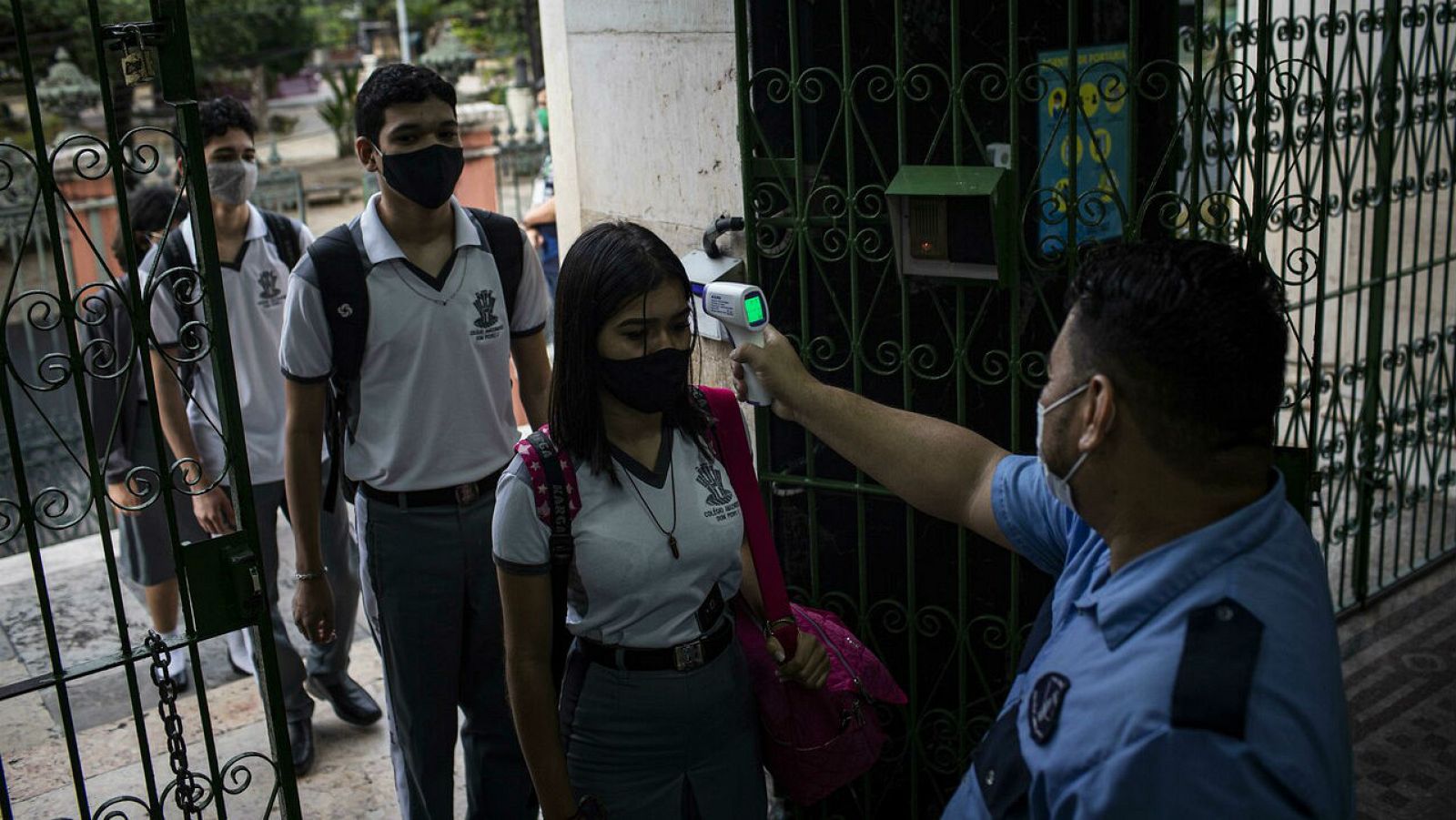 Un guardia le toma la temperatura a los estudiantes hoy durante el inicio de clases en el Colegio Amazonense Dom Pedro II, en el centro de Manaos, Amazonas (Brasil).