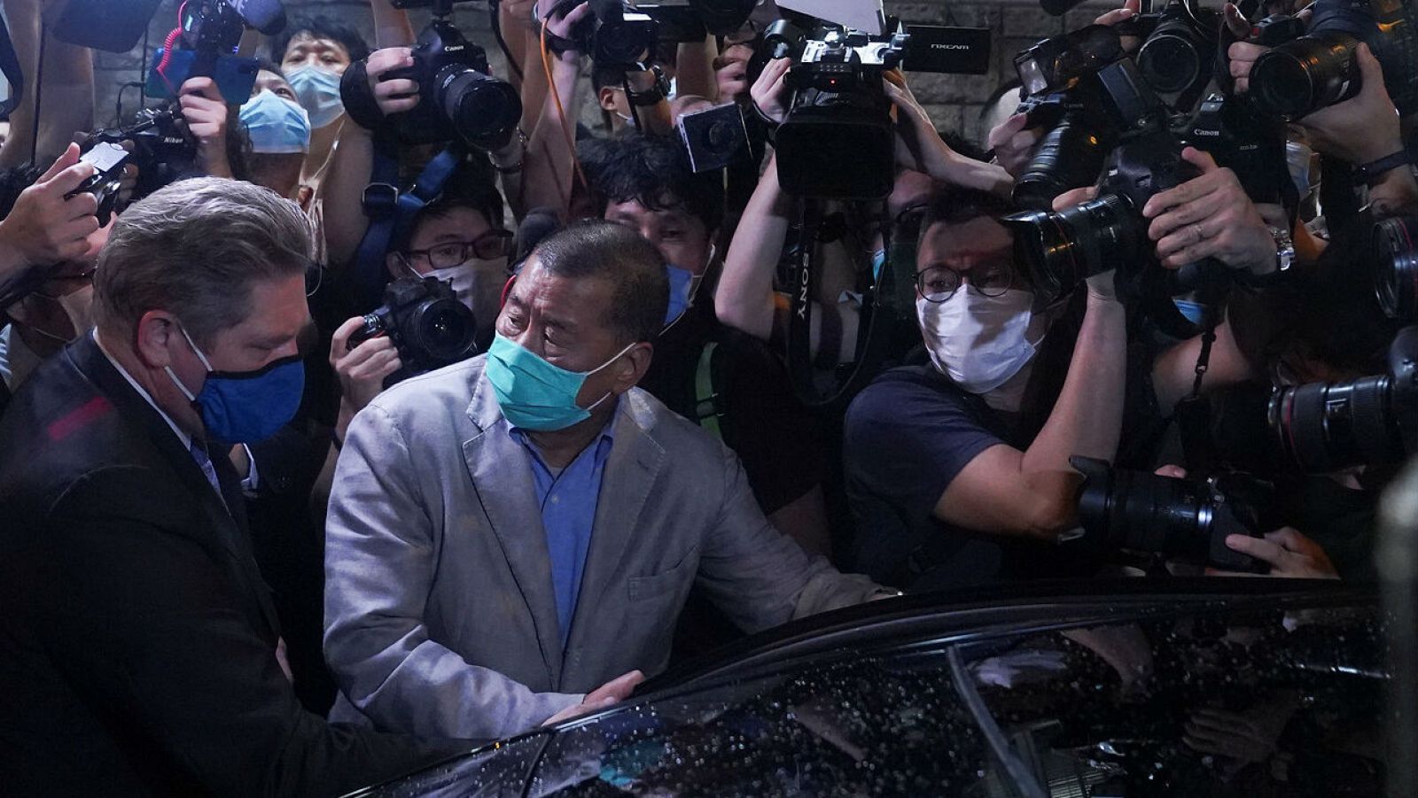 El magnate hongkonés Jimmy Lai sale en libertad bajo fianza