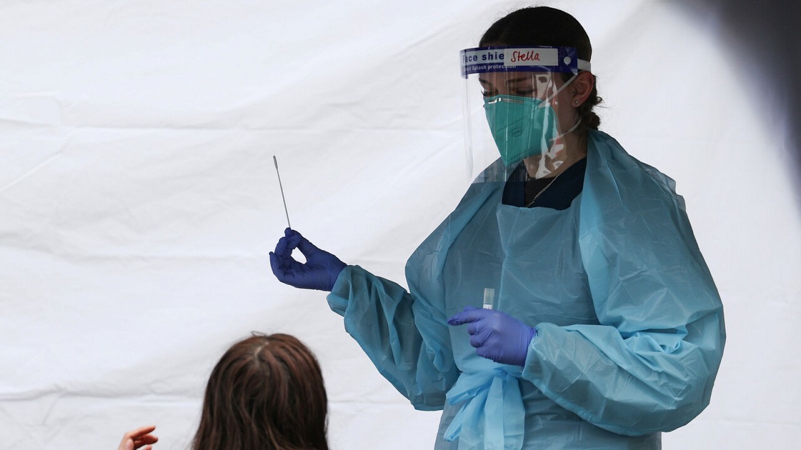 Sanitarios realizan tests en Sidney, Australia. REUTERS/Loren Elliott
