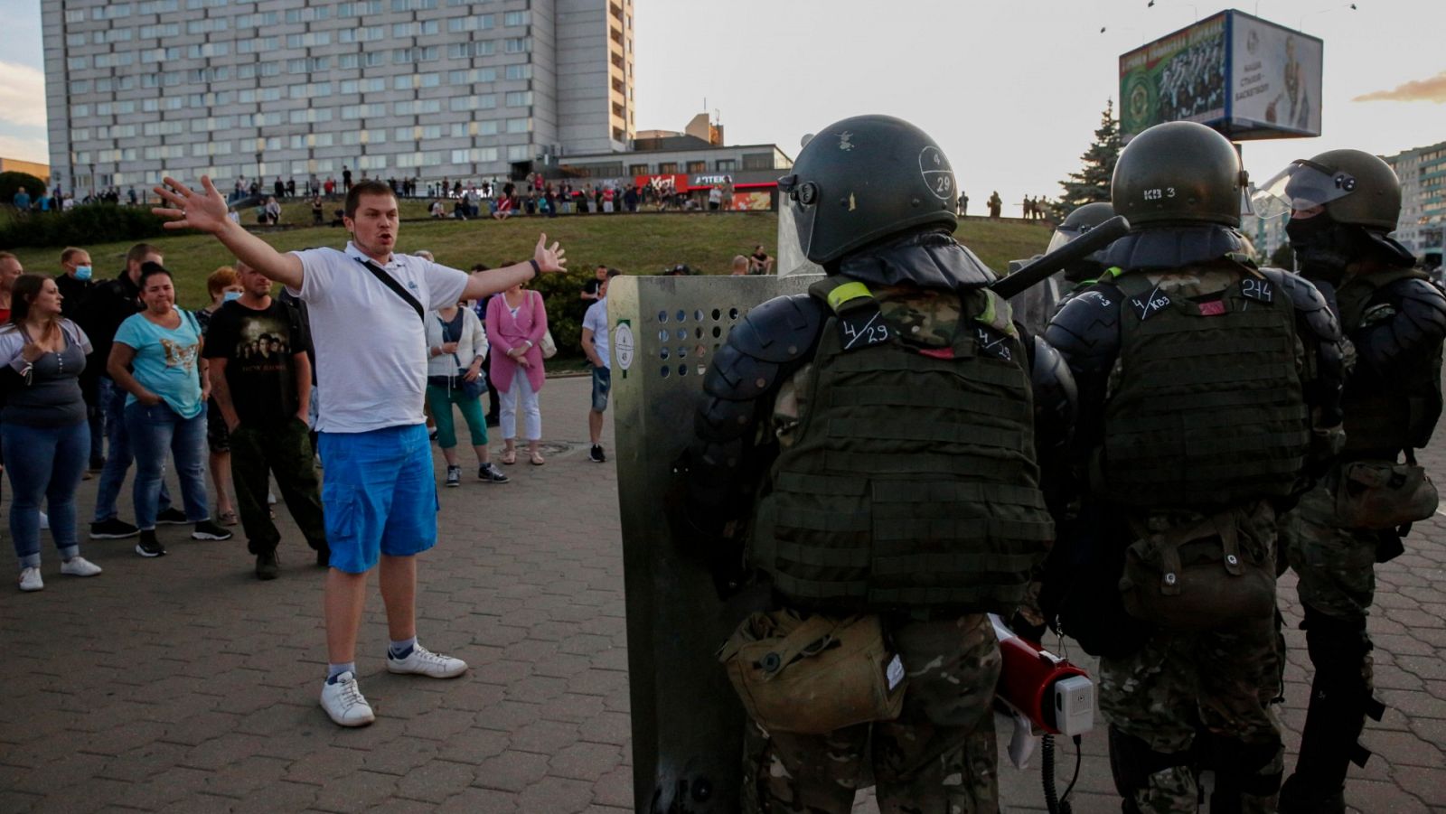 Un hombre habla con miembros del Ejército durante las protetas en Bielorrusia tras las elecciones