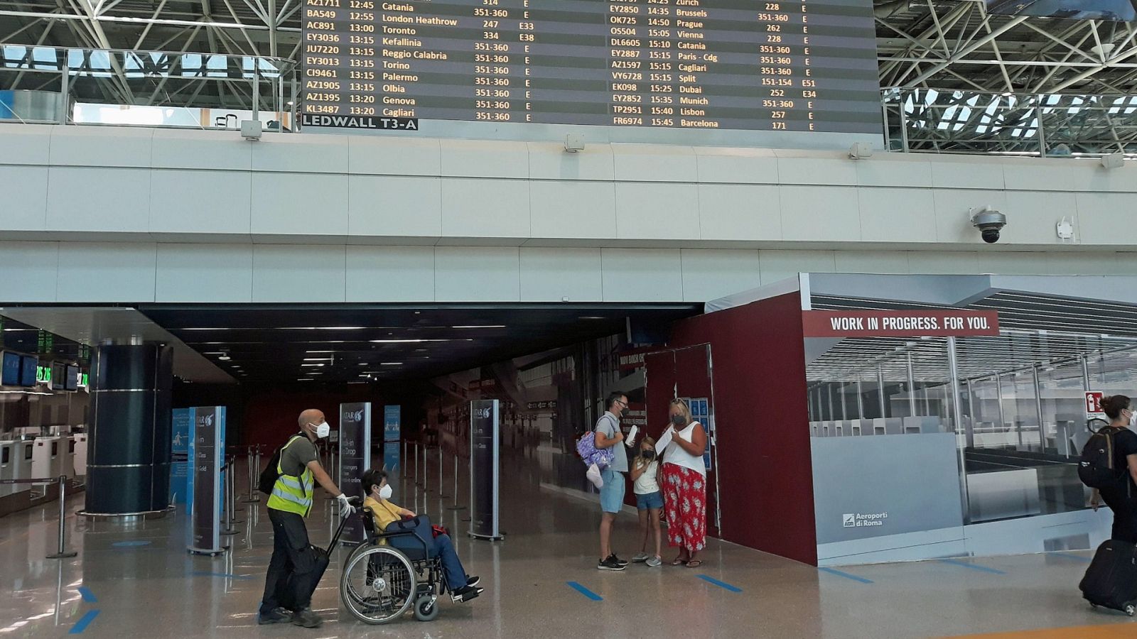 Turistas en el aeropuerto Fiumicino de Roma