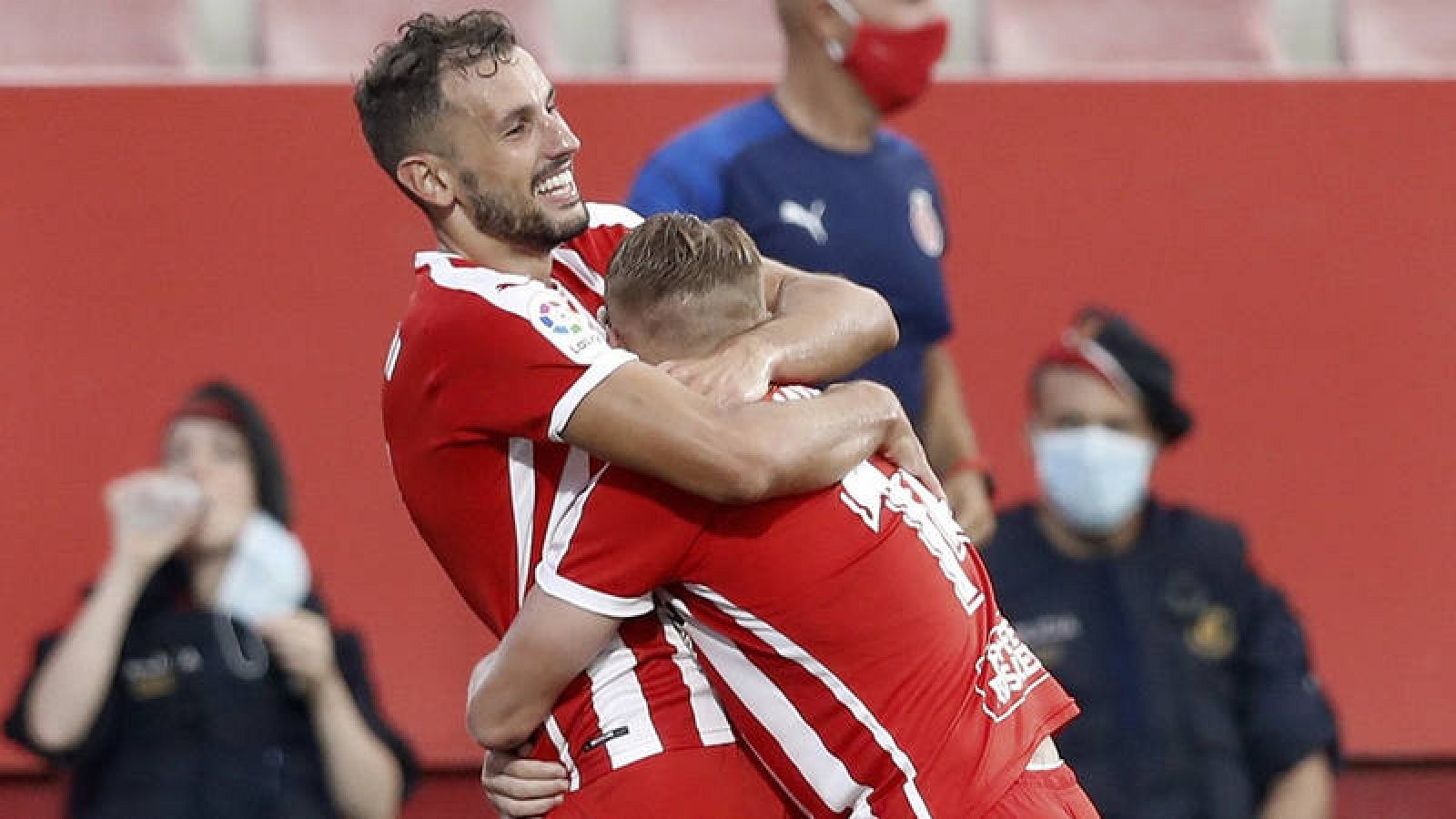 Stuani (i) celebra el gol abrazado a Samu Sáiz