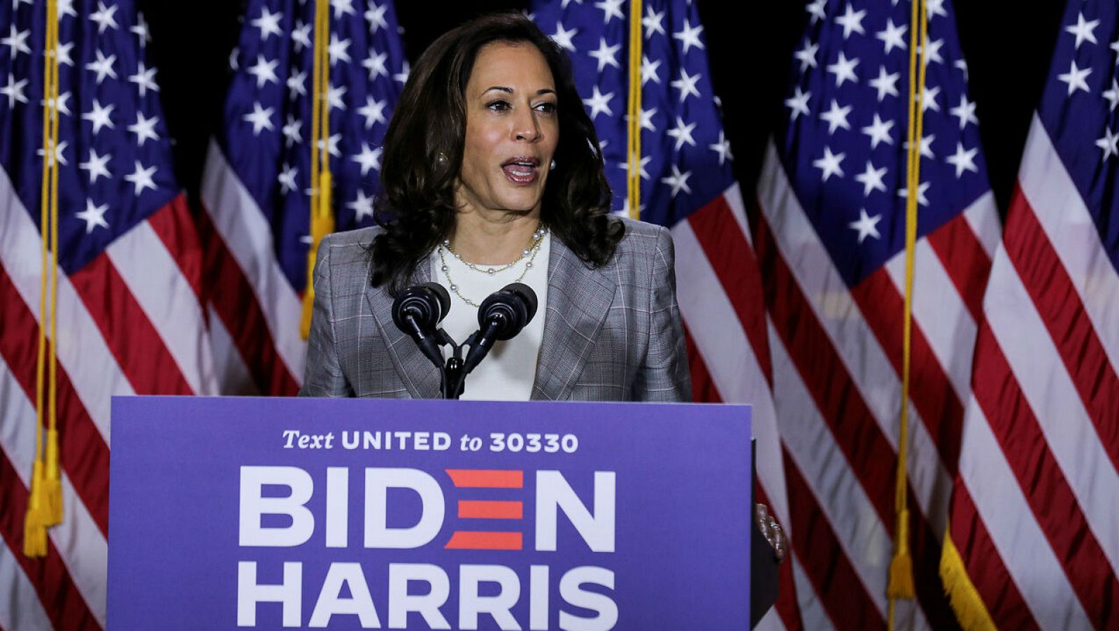 La candidata demócrata a la vicepresidencia de Estados Unidos, Kamala Harris, habla con los periodistas durante un evento de campaña en Wilmington, Delaware, Estados Unidos.