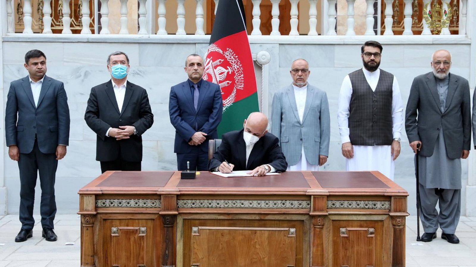 El presidente de Afganistán, Ashraf Ghani (sentado), firmando el 10 de agosto de 2020 a liberación de 400 prisioneros talibanes..