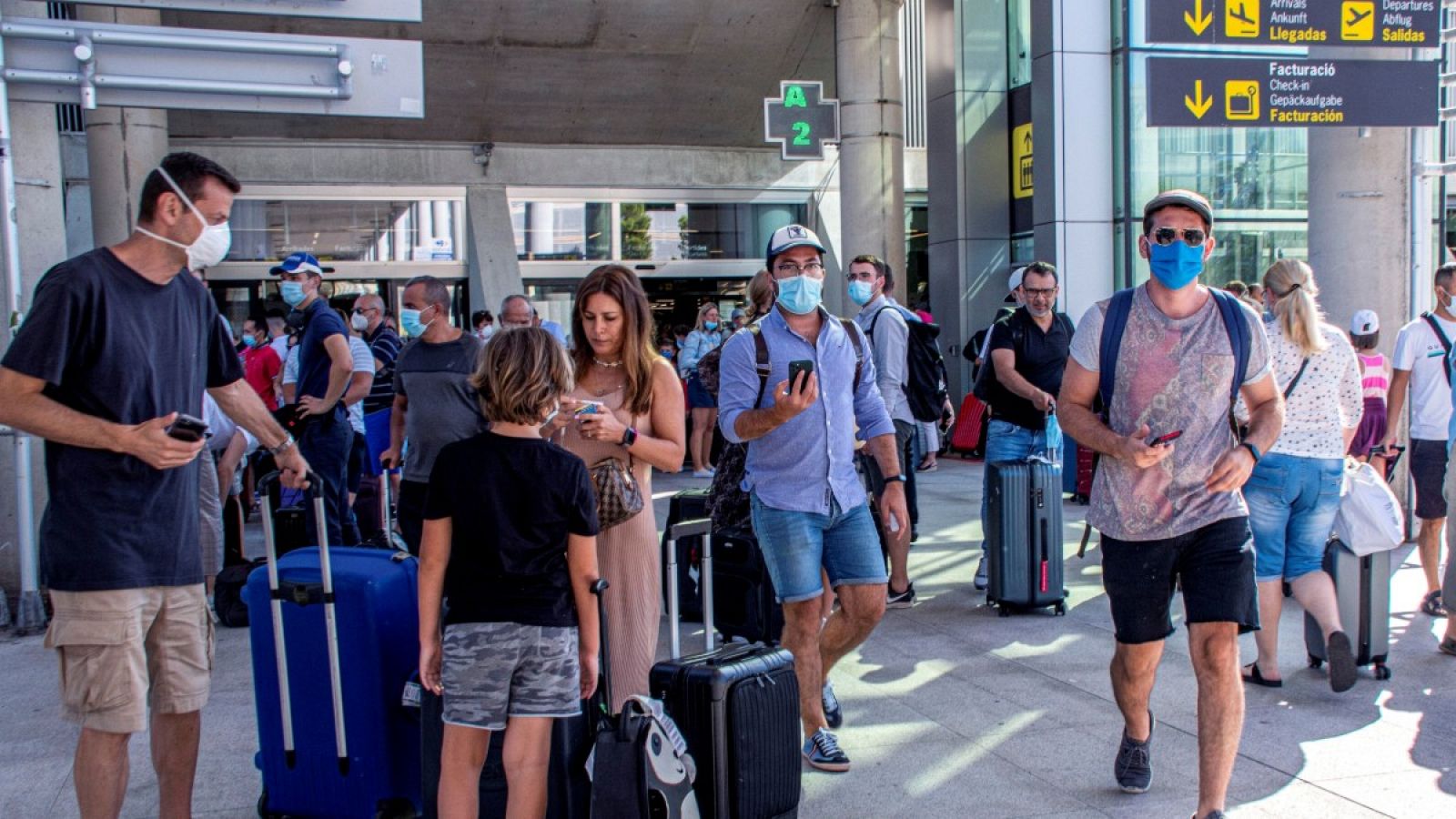Viajeros en el aeropuerto de Son Sant Joan en Palma de Mallorca
