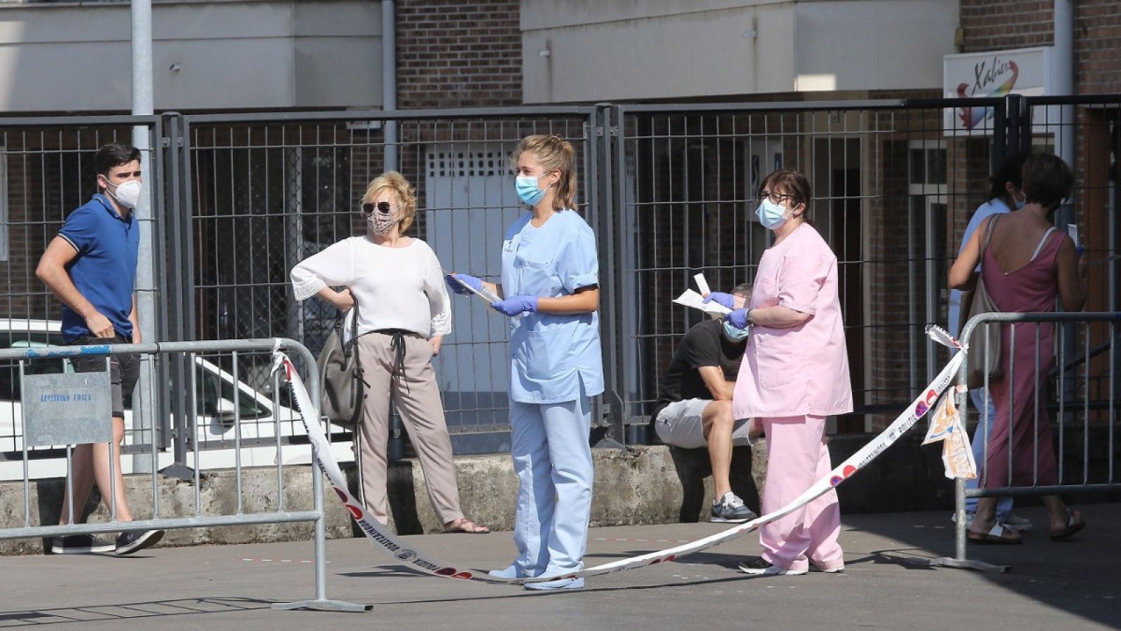 Un grupo de enfermeras del Servicio Vasco de Salud esperan para realizar pruebas PCR.