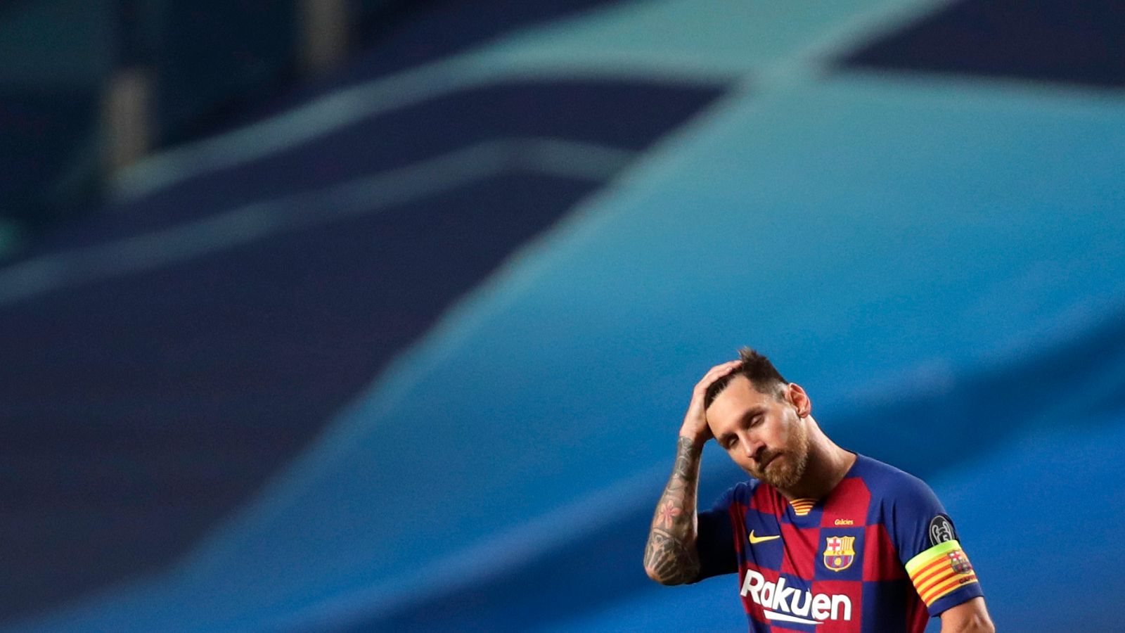 Messi se lleva una mano a la cabeza durante el partido ante el Bayern en Lisboa