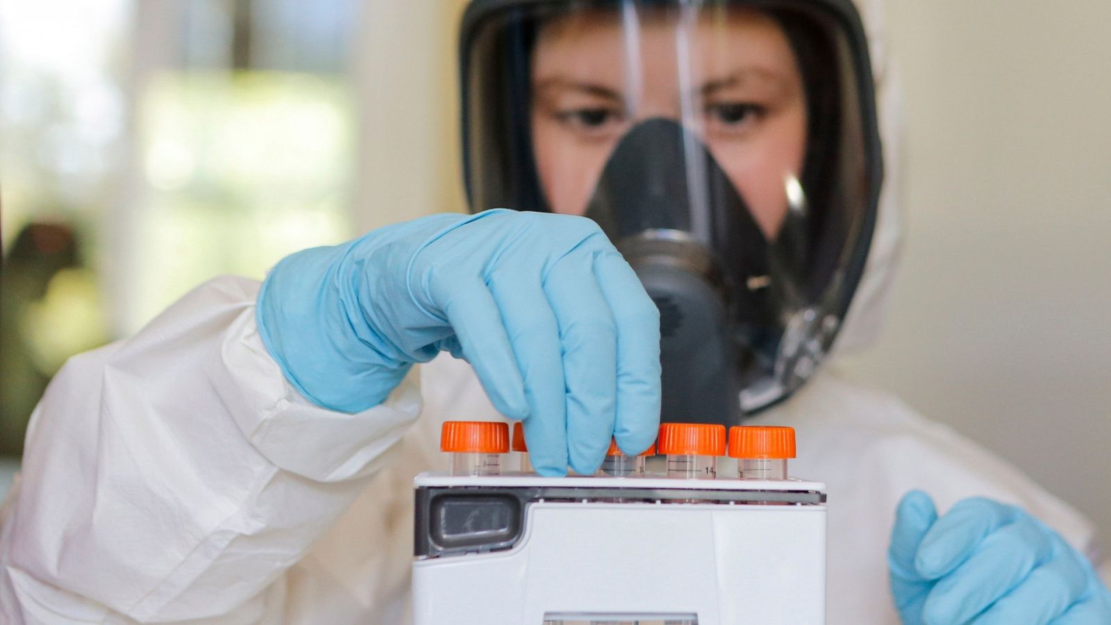 Un científico del Centro Gamaleya hace pruebas para la producción de la vacuna rusa contra el COVID-19.