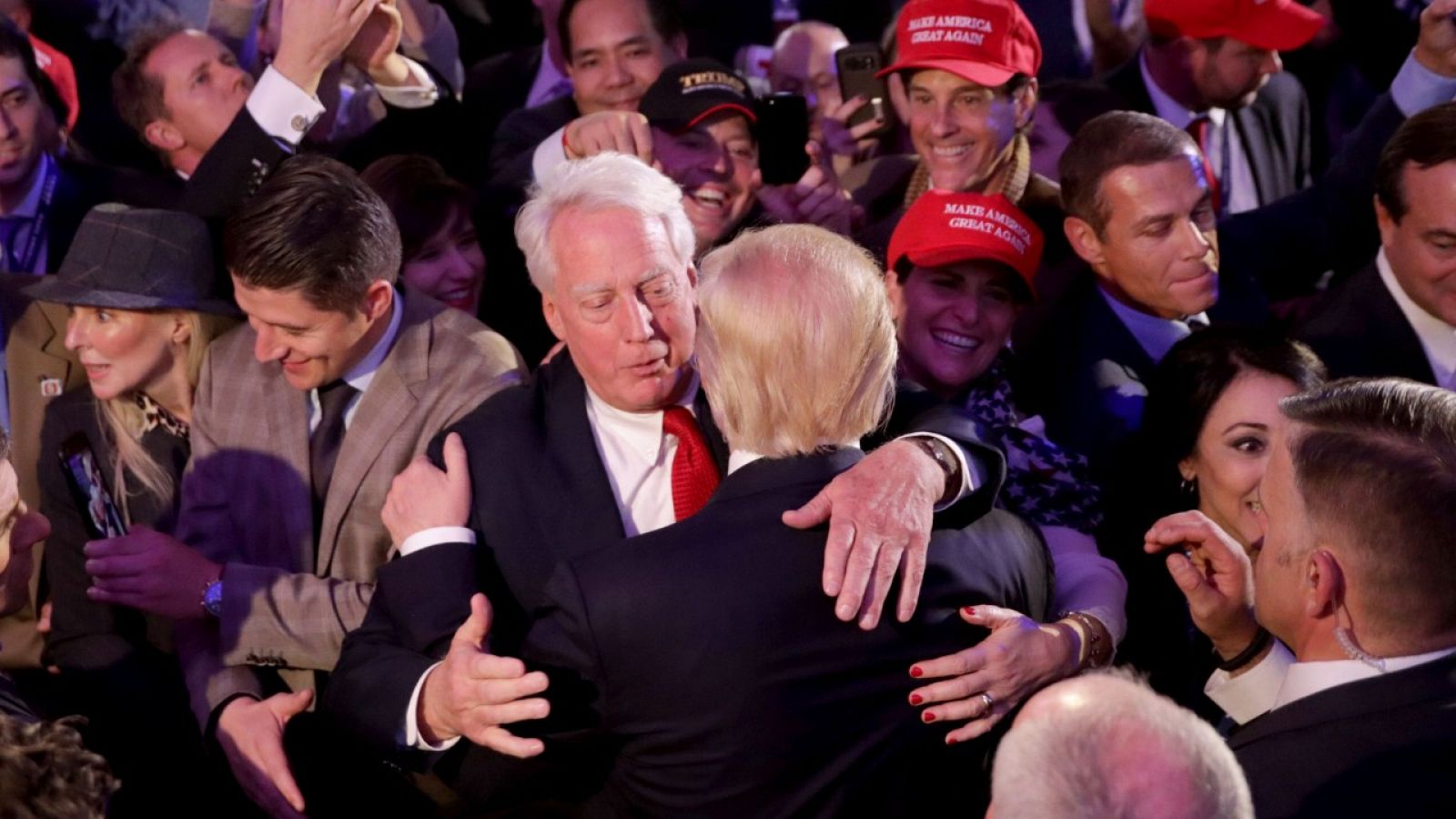 Donald Trump abrazando a su hermano Robert tras conocer su victoria en las elecciones presidenciales de EE.UU. de noviembre 2016.