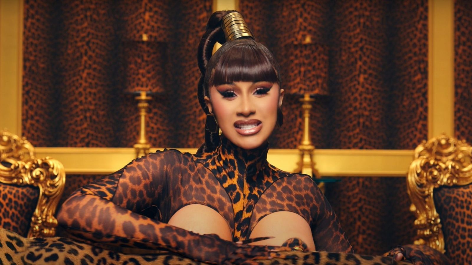 Cardi B en el videoclip de "WAP", con Megan Thee Stallion