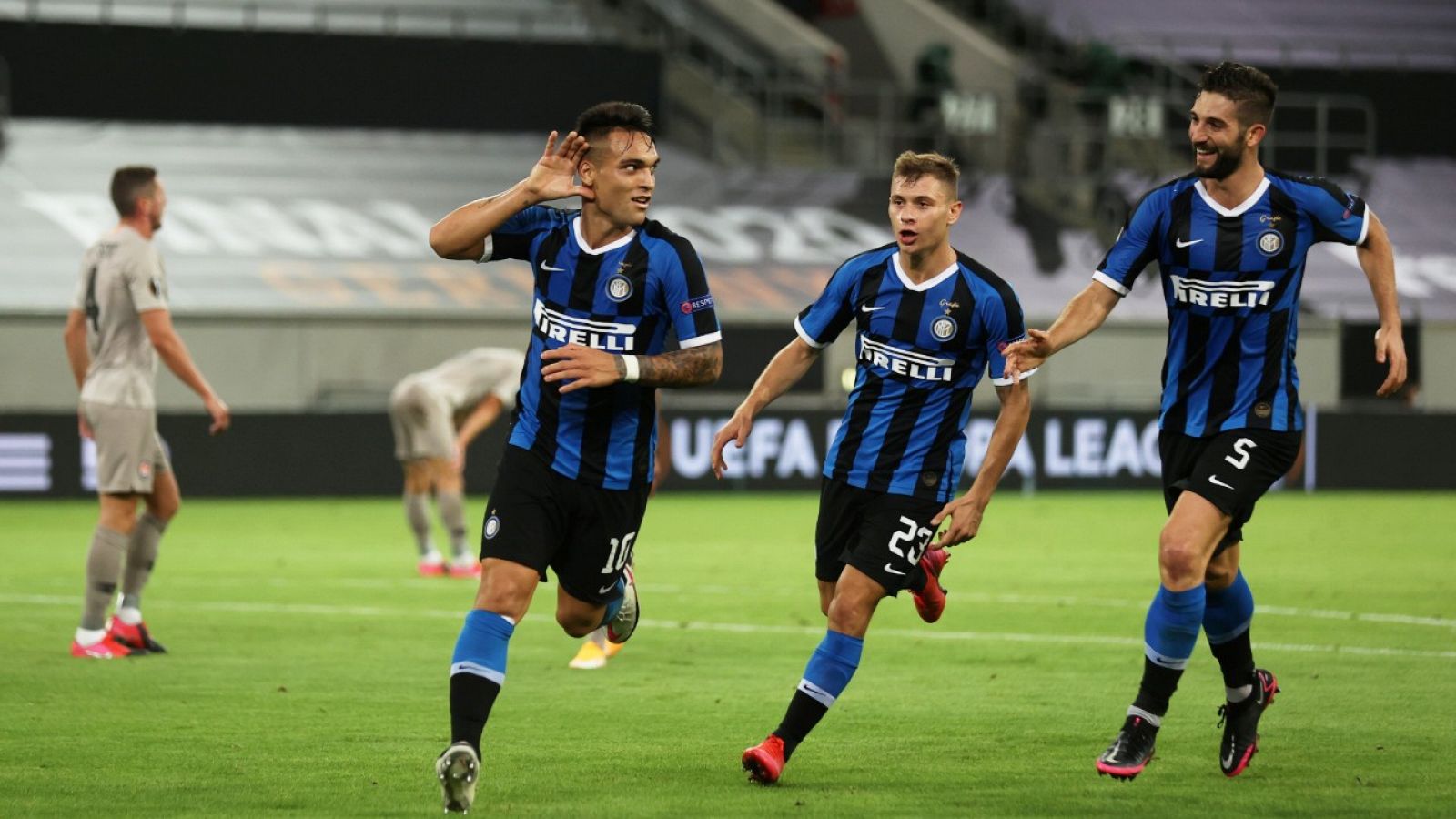 Los jugadores del Inter celebran el primer tanta ante el Shakhtar Donetsk.
