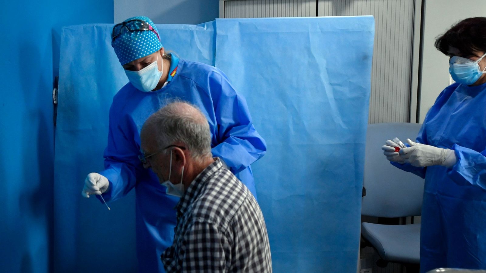 Profesionales sanitarios hacen pruebas de coronavirus en Madrid