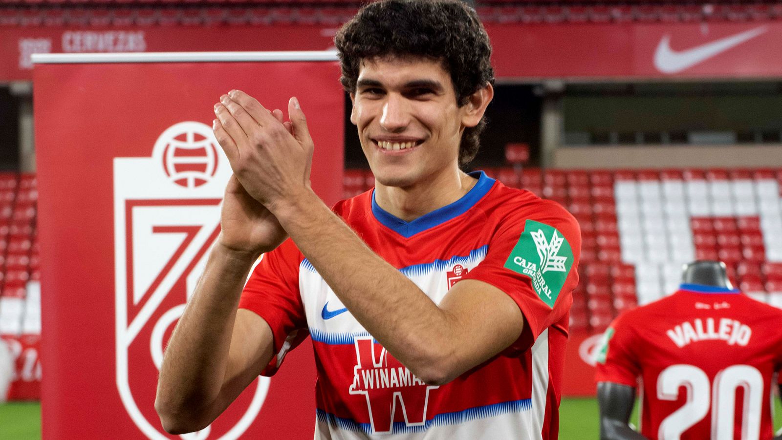 Presentación de Jesús Vallejo como nuevo jugador del Granada CF.