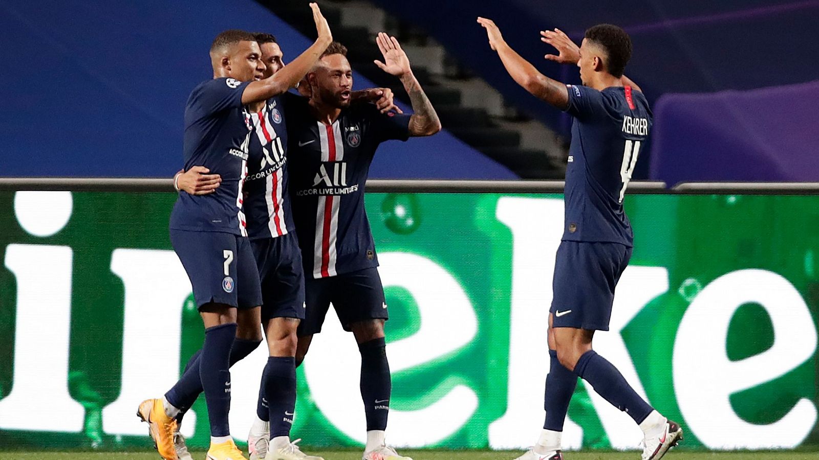 Los jugadores del PSG celebran el primer tanto ante el Leipzig.