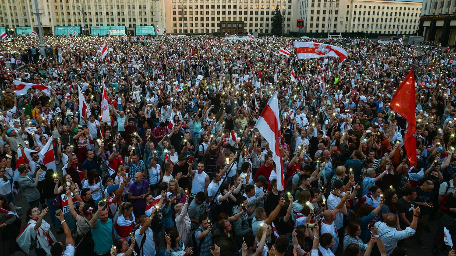 Gente asiste a una manifestación en apoyo de la oposición bielorrusa contra la brutalidad policial y los resultados de las elecciones presidenciales en Minsk, Bielorrusia.