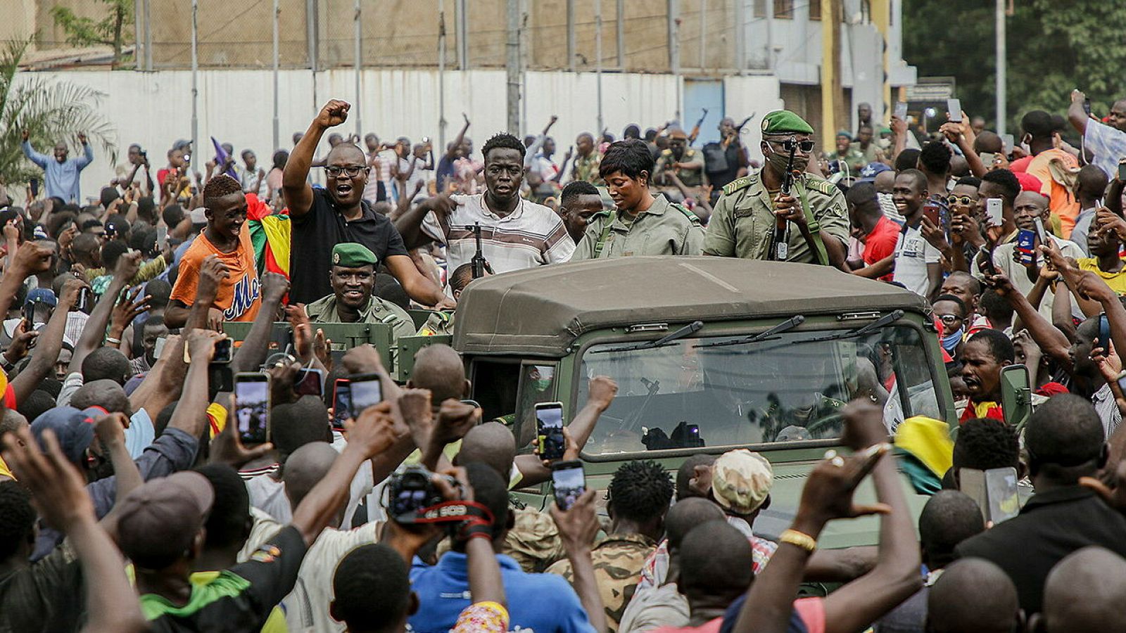 Ciudadanos de Mali vitorean al Ejército entrando en las calles de Bamako, Mali
